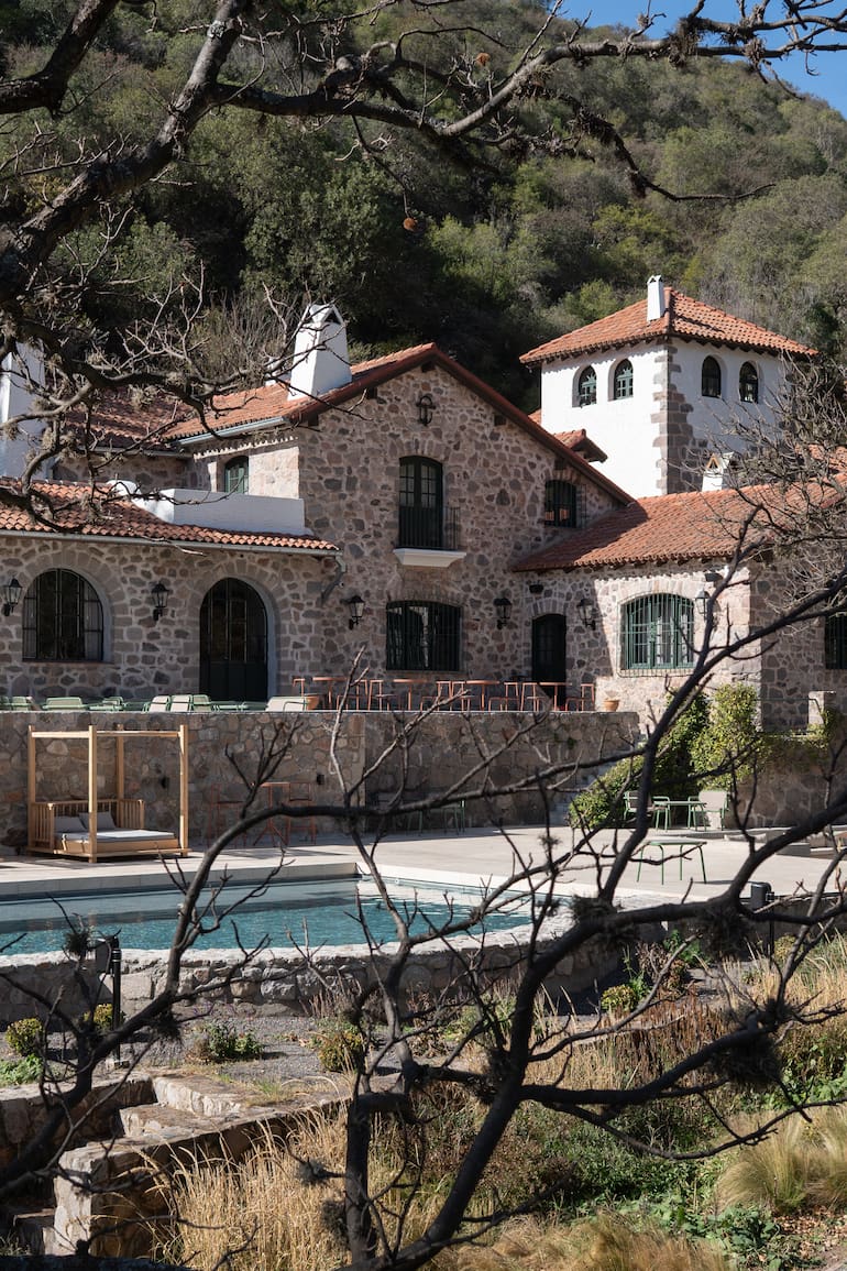La mansión fue concebida en estilo hispano-andaluz por el arquitecto francés León Dourge, el mismo que diseñó el palacio Duhau