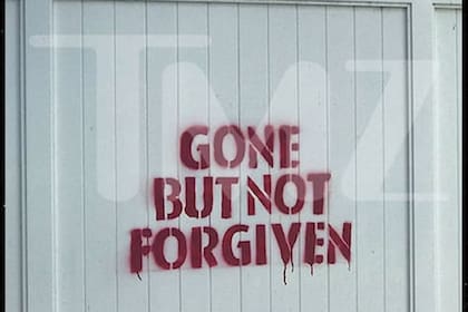 La mansión fue vandalizada por vecinos. Fuente: TMZ