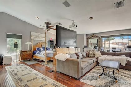 La mansión ocupa más de 470 metros cuadrados y destaca por su fachada elegante, una cocina gourmet y un amplio vestidor en la suite principal