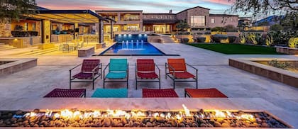 La mansión también dispone de una cocina gourmet con electrodomésticos de última generación y una amplia área al aire libre para eventos y reuniones exclusivas (https://www.zillow.com/)
