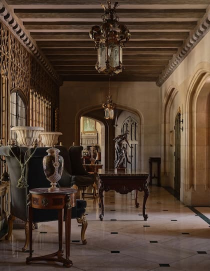 La mansión tiene 10 habitaciones, seis baños y un diseño tipo castillo, además de un amplio jardín