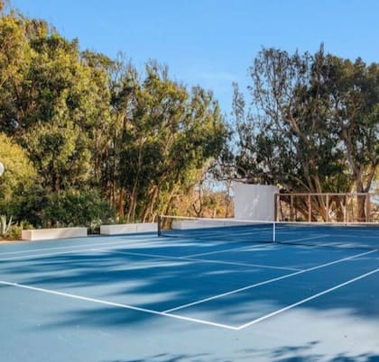 La mansión tiene cancha de tenis