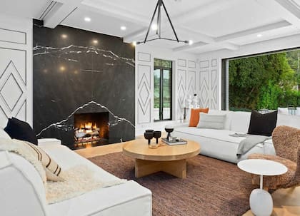 La mansión tiene un interior con estilo entre clásico y moderno, con ambientes que remiten a una casa de campo