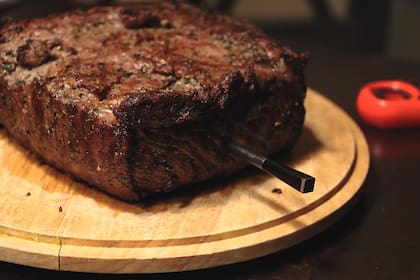 La manteca mezclada con especias le agrega sabor a la carne