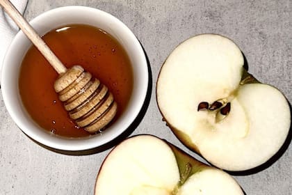 La manzana con miel es un clásico para recibir el año nuevo dulce