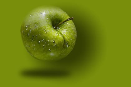 La manzana tiene un alto contenido antioxidante que ayuda a neutralizar los radicales libres