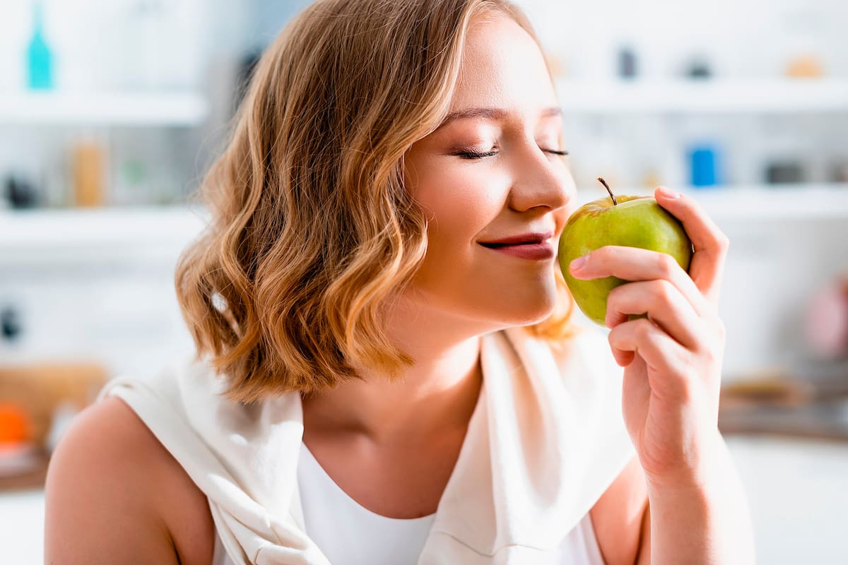 La manzana verde aporta fibra, vitamina C y antioxidantes que pueden favorecer el metabolismo