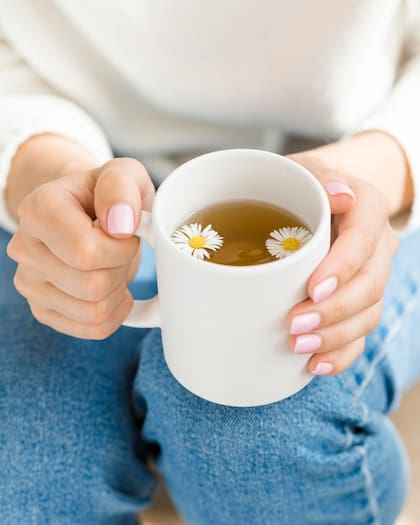 La manzanilla es ideal antes de dormir ya que favorece el descanso