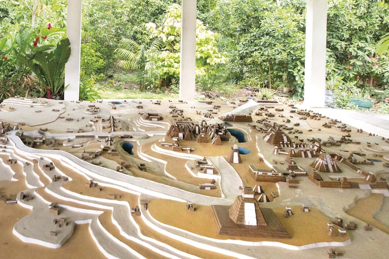 La maqueta de Sayda, en la aldea El Caoba, es clave para entender la complejidad de Tikal