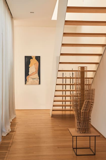 La maqueta escultórica es un regalo de Abril, la sobrina de la dueña de casa; la hizo para la materia Estructuras III, cuando estudiaba Arquitectura.