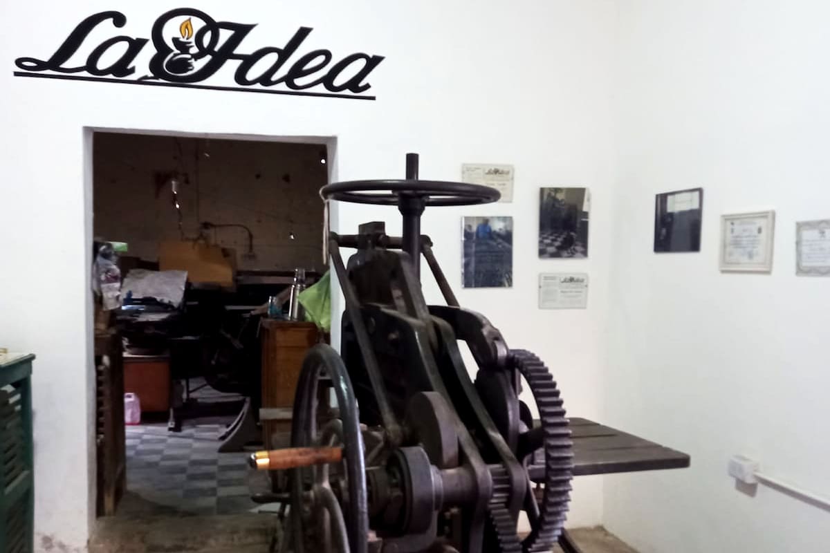 La máquina centenaria donde todavía se imprime La Idea