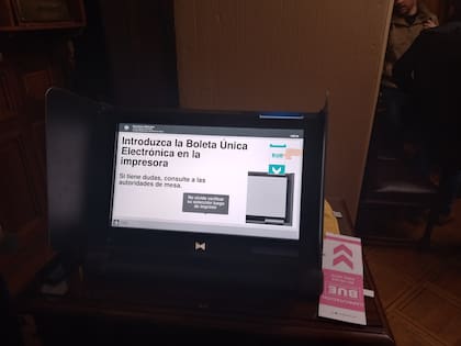 La máquina de voto electrónico, en su pantalla de inicio