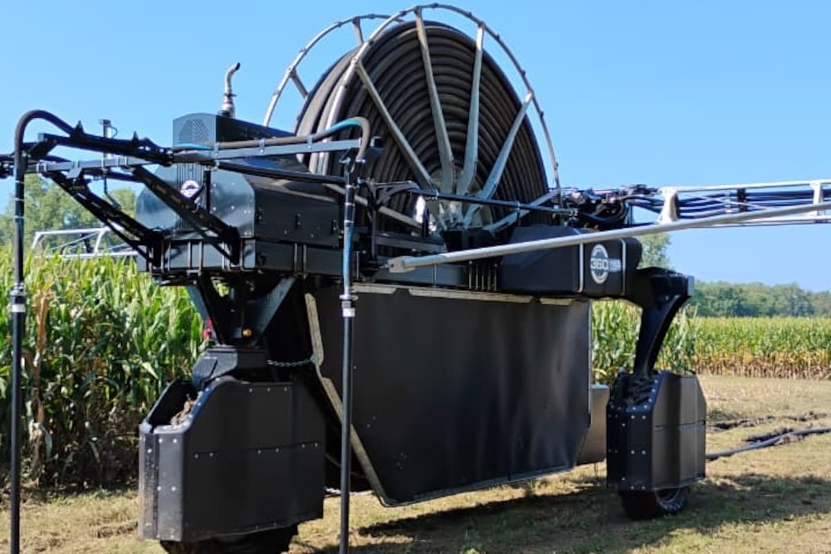 La máquina es una plataforma autónoma de tres ruedas que sigue las huellas exactas de la sembradora (vía RTK) y aplica agua y nutrientes en una banda angosta sobre la línea de siembra, sin regar el entresurco