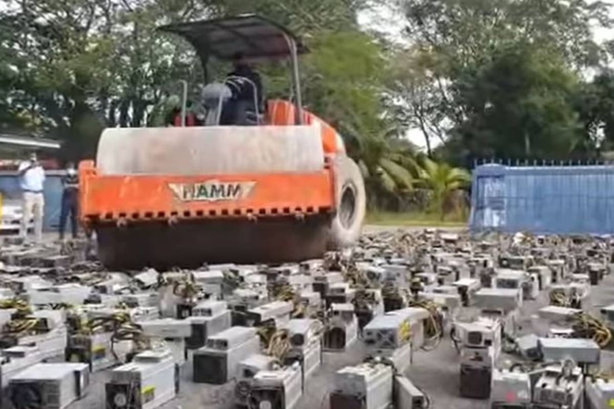 La maquinaria aplastada por la policía de Malasia tiene un valor calculado de US$1.250.000