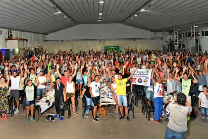 La Maratón de los Dos Años termina con una cena a la que asisten atletas, familiares y organizadores de la carrera; se reúnen unas mil personas en el club Banda Norte