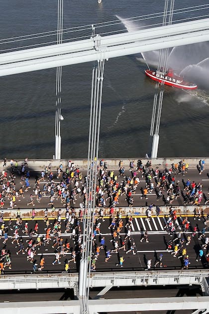La Maratón de Nueva York comienza en Staten Island y en los primeros kilómetros recorre el Puente Verrazano