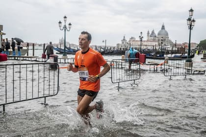 La maratón de Venecia, con en agua hasta las rodillas