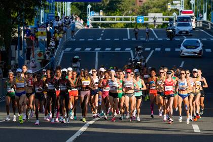 La maratón femenina en las calles de Tokio; la argentina Marcela Gómez resultó 61ª entre 88 corredoras.
