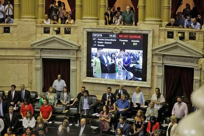 La maratónica sesión por la ley de emergencia económica comenzó con la jura de algunos diputados