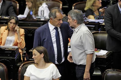 Daniel Scioli, Máximo Kirchner y Cecilia Moreau, durante la maratónica sesión por la ley de emergencia económica