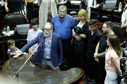 La maratónica sesión por la ley de emergencia económica comenzó con la jura de algunos diputados