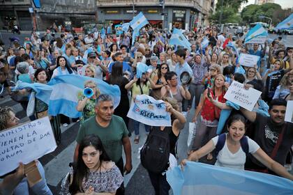 Paralelamente, ayer a la tarde y afuera del Congreso, manifestantes protestaban contra la ley