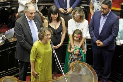 La maratónica sesión por la ley de emergencia económica comenzó con la jura de algunos diputados