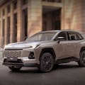 Toyota presentó su primer vehículo 100% eléctrico en el país y sumó una nueva opción híbrida enchufable