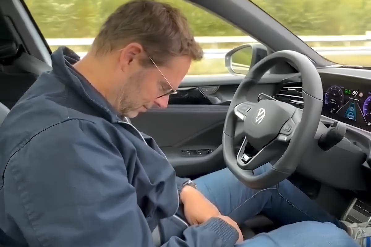 La marca de autos que tiene un programa que despierta a sus conductores con vibraciones y bocinazos