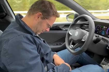 La marca de autos que tiene un programa que despierta a sus conductores con vibraciones y bocinazos