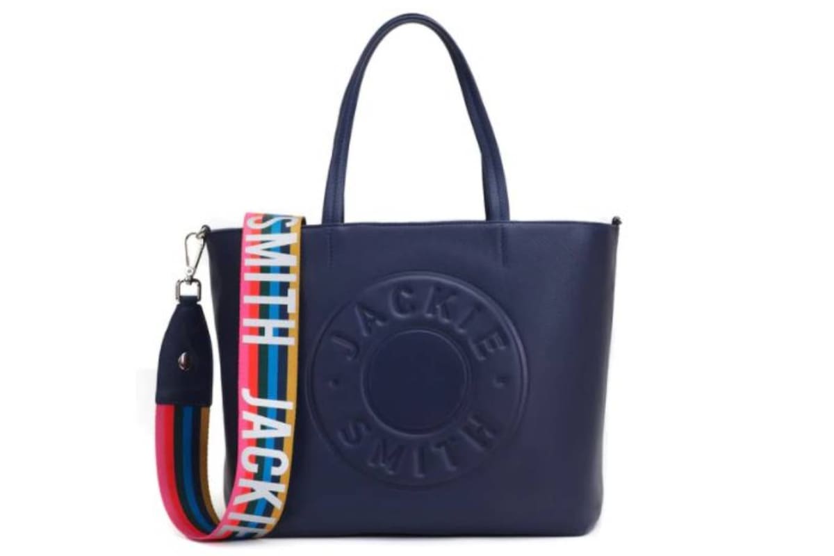 La marca de carteras y accesorios Jackie Smith fue protagonista de un fin de semana de locura en un local de Palermo que hizo una feria de descuentos