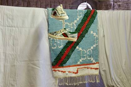 La marca de lujo lanzó su primera zapatilla virtual