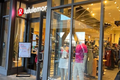 La marca de ropa deportiva Lululemon presentó una demanda contra Costco