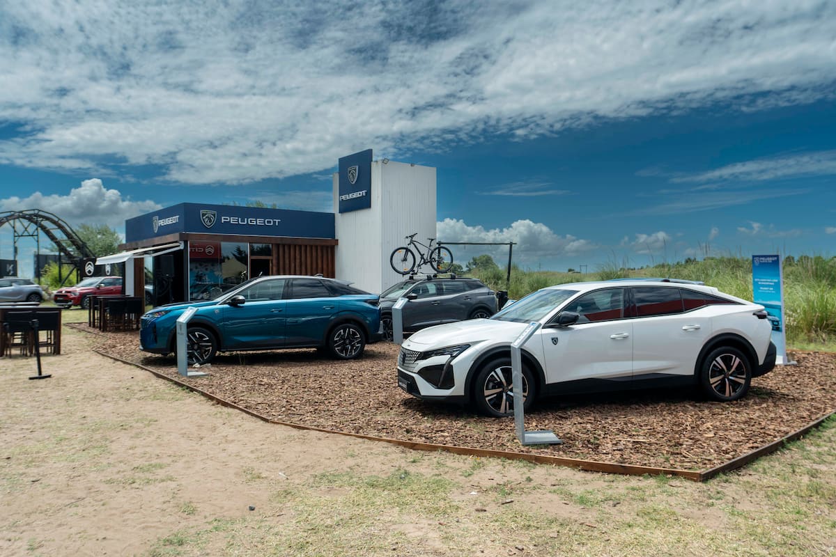 La marca del león muestra al 208 en su stand en la Costa Atlántica