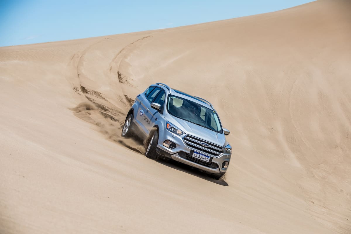 La marca del óvalo ofrece clínicas de manejo off road, travesías por los médanos y test drives en sus stands de Pinamar y Cariló