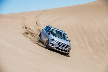 La marca del óvalo ofrece clínicas de manejo off road, travesías por los médanos y test drives en sus stands de Pinamar y Cariló