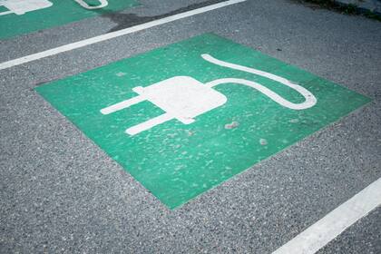 La marca en el asfalto de un estacionamiento noruego que indica el lugar para cargar el auto eléctrico
