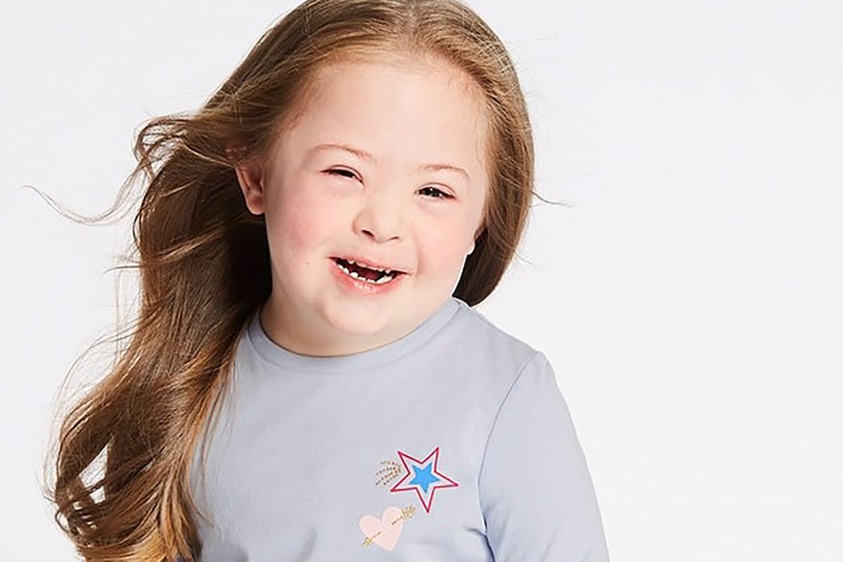 La marca Marks and Spencer es la primera en el mundo en diseñar ropa para niños y niñas con algún tipo de discapacidad.