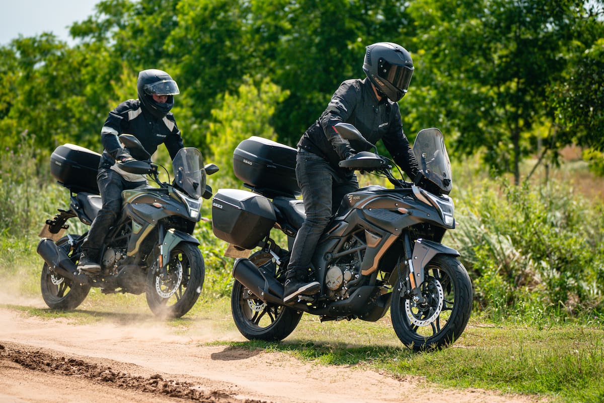 La marca ofrece una línea de accesorios originales SHAD (opcionales), que incluye baúles laterales y bolsos de tanque