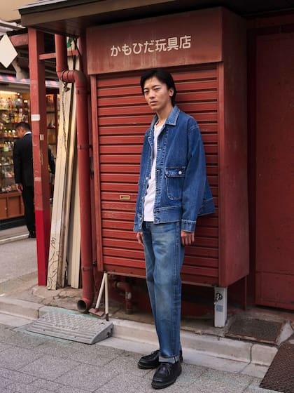 La marca que inventó el jean recurre a Japón para sus versiones más exclusivas, teñidas con índigo en cuerda y cosidas y terminadas a mano en talleres japoneses.