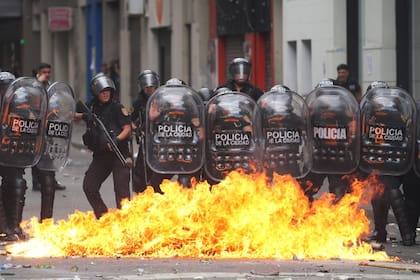 La marcha contra la reforma laboral terminó con incidentes y bombas molotov