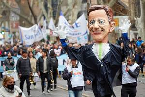 La marcha de los docentes mendocinos con reclamos al gobernador Rodolfo Suárez, caracterizado en una gigantografía