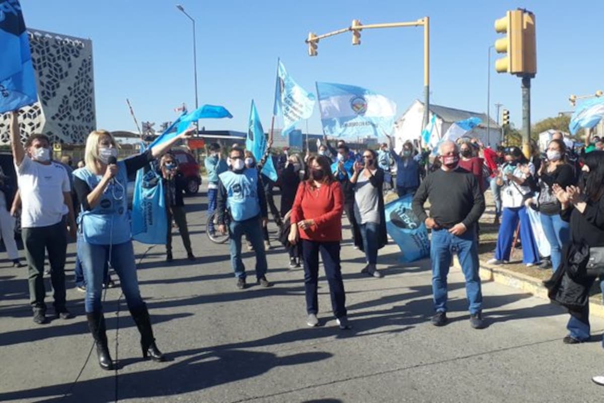 La marcha de los docentes y Luz y Fuerza terminó frente a la Casa de Gobierno.