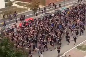 La marcha de los hinchas de Dinamo Zagreb rumbo a la cancha de Milan, en Italia