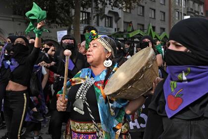 La marcha de mujeres contra la violencia de género, ayer, en Santiago
