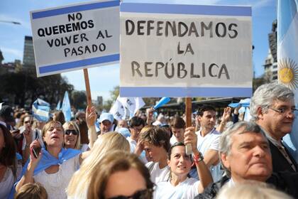 Carteles en la espera del discurso de Mauricio Macri