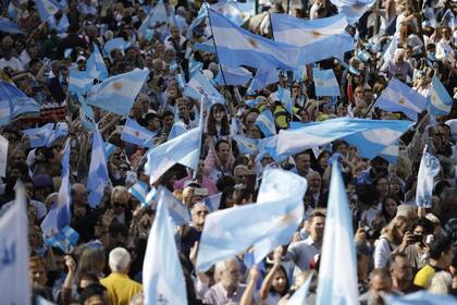 Los primeros cánticos que se escuchaban repetían las consignas "Sí, se puede" y "Mauricio lo da vuelta"