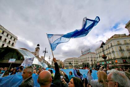 La bandera celeste y blanca en la concentración en Madrid