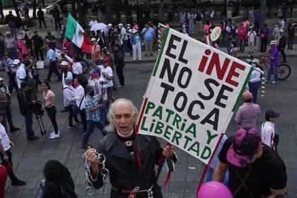 La marcha en contra de los intentos del presidente mexicano Andrés Manuel López Obrador de reformar el Instituto Nacional Electoral, en Ciudad de México, el 13 de noviembre del 2022. (Foto AP/Marco Ugarte)