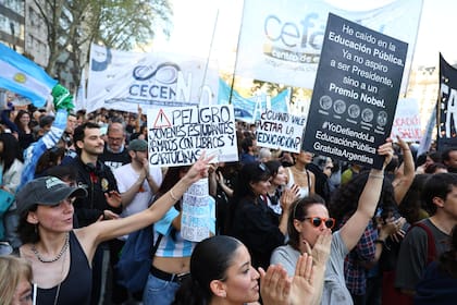 La marcha en los alrededores del Congreso de la Nación. La oposición logró resistir en Diputados los vetos de Javier Milei al financiamiento del Garrahan y las universidades